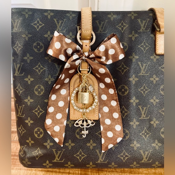 Louis Vuitton Tag and LOCK (201) “ Singing in the Rain” - Picture 2 of 15